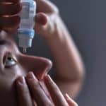 ما هي آلية عمل القطرات المرطبة للعين ..«الغذاء والدواء٪ توضح