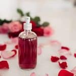 أهم استخدامات ماء الورد للبشرة وهذه أضراره وطريقة تجنبها