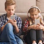 متى يجب منع الأبناء من استخدام هاتفهم؟
