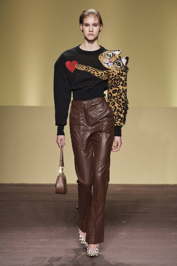 تنسيق البنطلون الجلد الواسع مع التيشرت الأوفر سايز