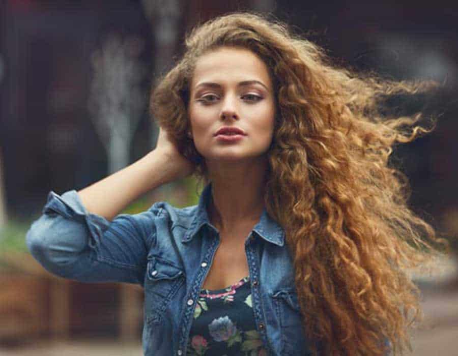 خلطات للشعر الكيرلي بمكونات طبيعية من المنزل