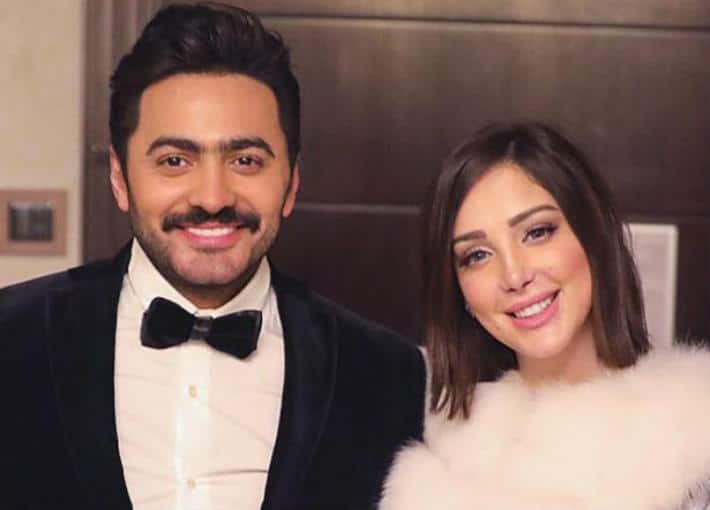 مع بداية العام الجديد 2023 ، حرصت الفنانة بسمة بوسيل على مشاركة متابعيها عبر حسابها الرسمي على "انستغرام" صور تجمعها بزوجها الفنان تامر حسني من أمام الكعبة وهما يؤديان مناسك العمرة. وأرفقت بسمة على الصور التي نشرتها ، تعليقاً جاء كالتالي " اللهم لك الحمد والشكر كما ينبغي لجلال وجهك وعظيم سلطانك وعلو مكانك". ولقي منشور بسمة تفاعلا كبير من قبل محبيها الذين تمنوا لها ولـ تامر حياة سعيدة في العام الجديد ، وذلك بمجموعة من التعليقات " الله يخليكم لبعض تامر وبسمة". وكان الثنائي بسمة وتامر خطفا الأنظار اليهما ، عند حضورهما مباريات كأس العالم التي أقيمت في قطر، لمساندة المنتخب المغربي الذي حقق نتائج ايجابية في البطولة بفوزه على المنتخبات الكبرى ليتوج في النهاية بالمركز الرابع. كما قدم تامر أيضاً حفلاً غنائياً ضمن فعاليات كأس العالم في قطر، وكتب وقتها عبر حسابه على "انستجرام" اتشرفت بأكبر حضور جماهيري في قطر ضمن فعاليات كأس العالم كل الشكر للجمهور القطري الحبيب وجميع الجاليات العربية الغالية والجالية المصرية العظيمة ودعواتي بالفوز للمغرب إن شاء الله ”. لمشاهدة أجمل صور المشاهير زوروا «إنستغرام سيدتي» وللاطلاع على فيديوجراف المشاهير زوروا «تيك توك سيدتي» ويمكنكم متابعة آخر أخبار النجوم عبر «تويتر» «سيدتي فن» سمات: مشاهير العرب #الفنان تامر حسني #بسمة بوسيل #المشاهير العرب #أخبار المشاهير الموضوع السابق محمد رمضان - الصورة من صفحته الرسمية على الفيس بوك مشاهير العرب محمد رمضان: لو رجع الزمن مستحيل أقدم عبده موتة واخطأت في أزمة الطيار إصدارات مجلة سيدتي مجلة سيدتي النسخة الرقمية العدد 2182 جديد سيدتي مواضيع ذات صلة تامر حسني وزوجته بسمة بوسيل من كاس العالم - الصورة من حساب تامر حسني على إنستغرام