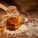 فوائد زيت السمسم للبشرة الدهنية