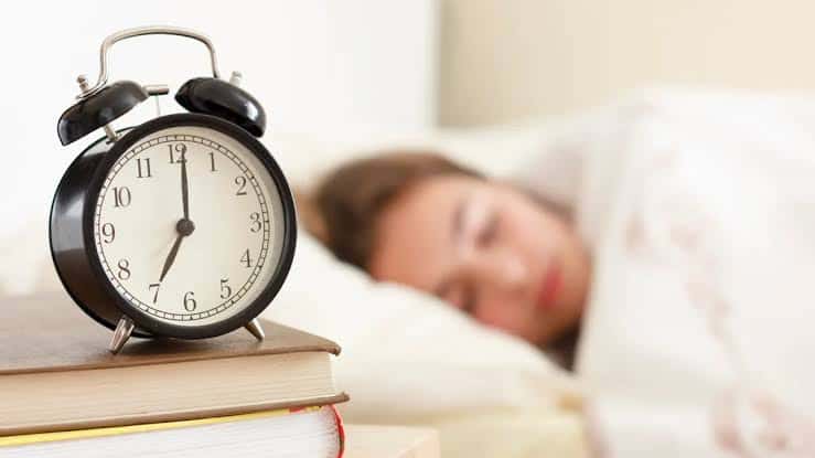 أضرار النوم أقل من 6 ساعات يومياً.. «استشاري» يوضح