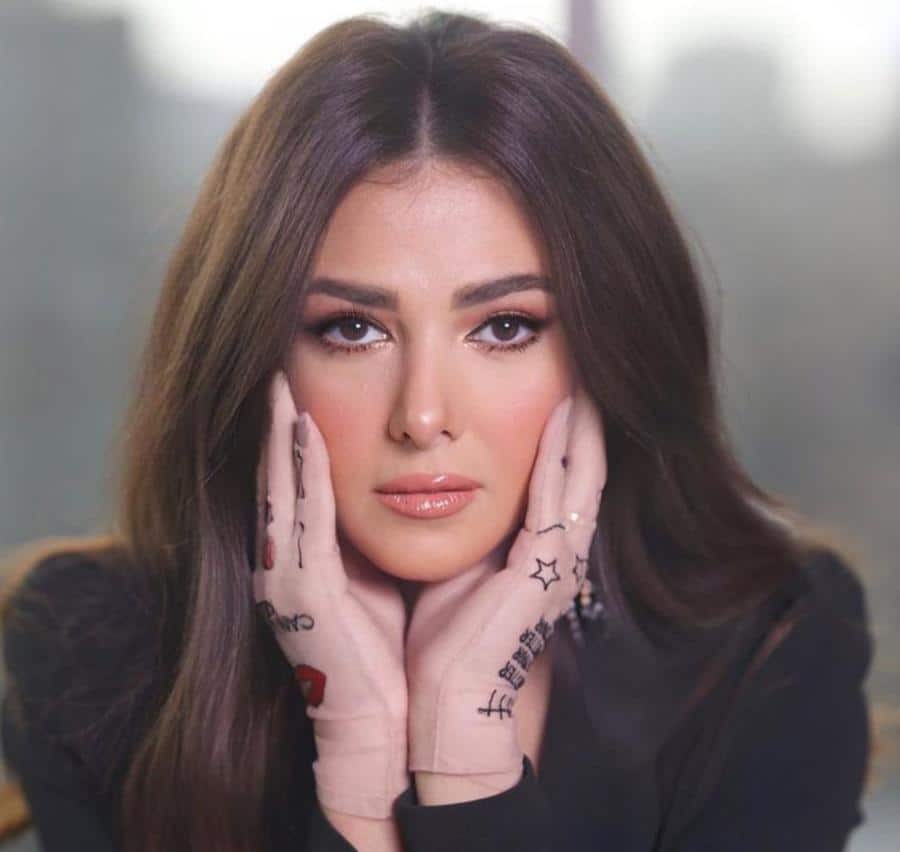 دنيا سمير غانم تهدي أغنية خاصة لوالدها «أسطورة الضحك»