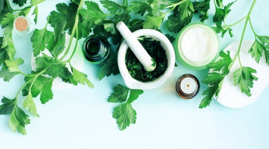 فوائد البقدونس الجمالية .. لا تتردي في استخدامه كغسول طبيعي