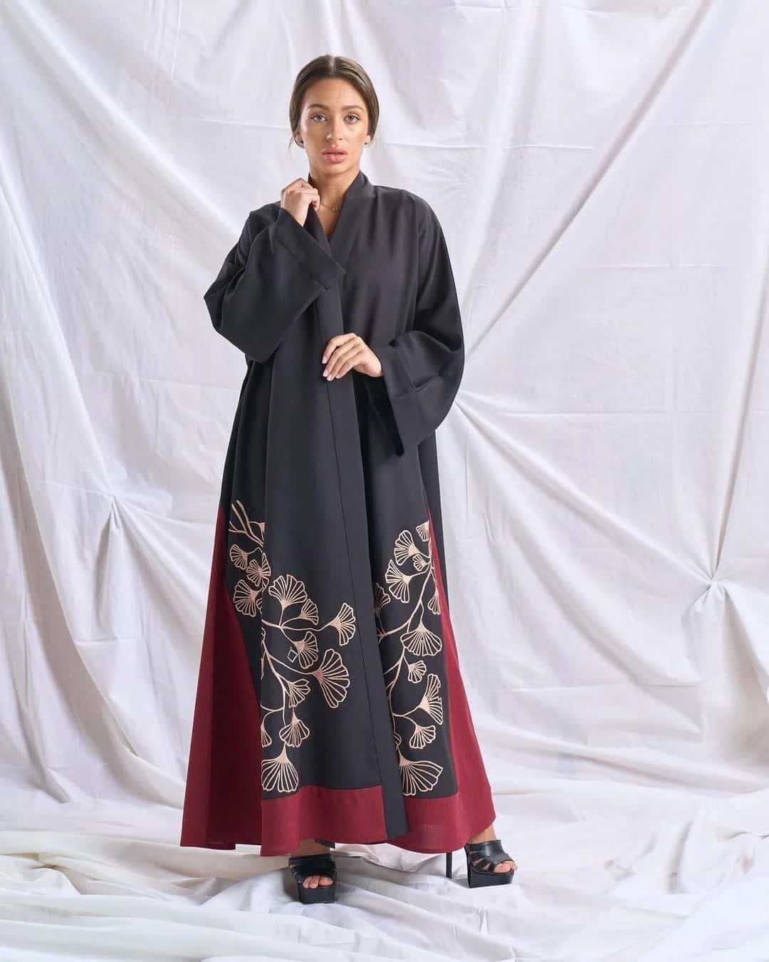 عباية مطبعة بالورود من ماركة ليناز Leenaz