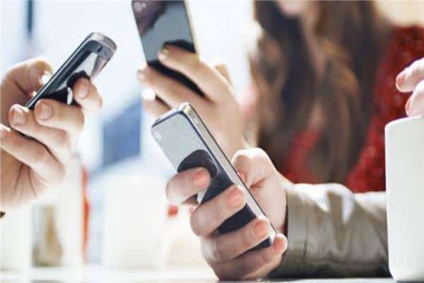 «الصحة» تدعو للإنتباه على الوقت المستهلك أمام الهاتف لهذا السبب