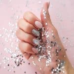 خطوات تطبيق طلاء الأظافر الجليتر بشكل احترافي