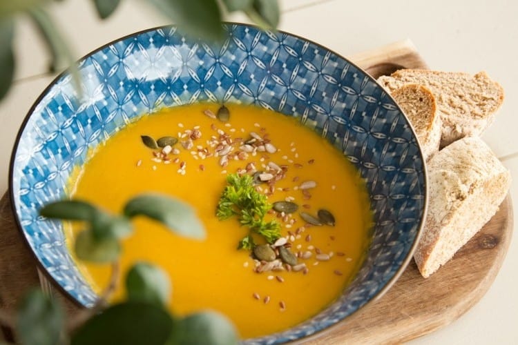شوربة الجزر المشوي.. وصفة شهية على مائدة الغداء