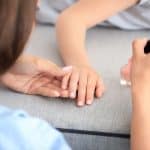 كيفية إزالة بقع المناكير من المفروشات.. طرق منزلية بسيطة