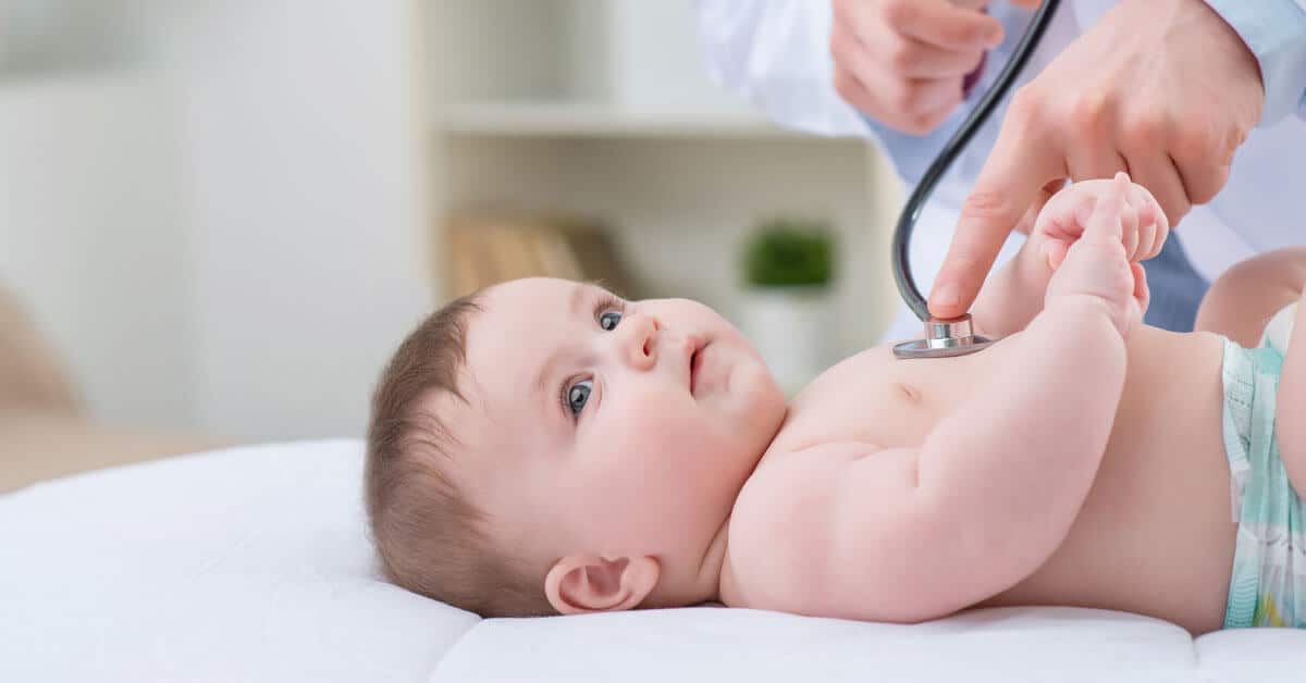 5 فحوصات مهمة لطفلك عقب الولادة .. «استشارية»  توضح