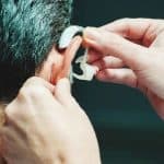 توصيات عند استخدام سماعات الأذن الطبية .. «الغذاء والدواء» توضح