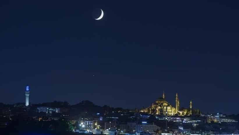اصطفاف هلال رمضان في السماء مساء اليوم