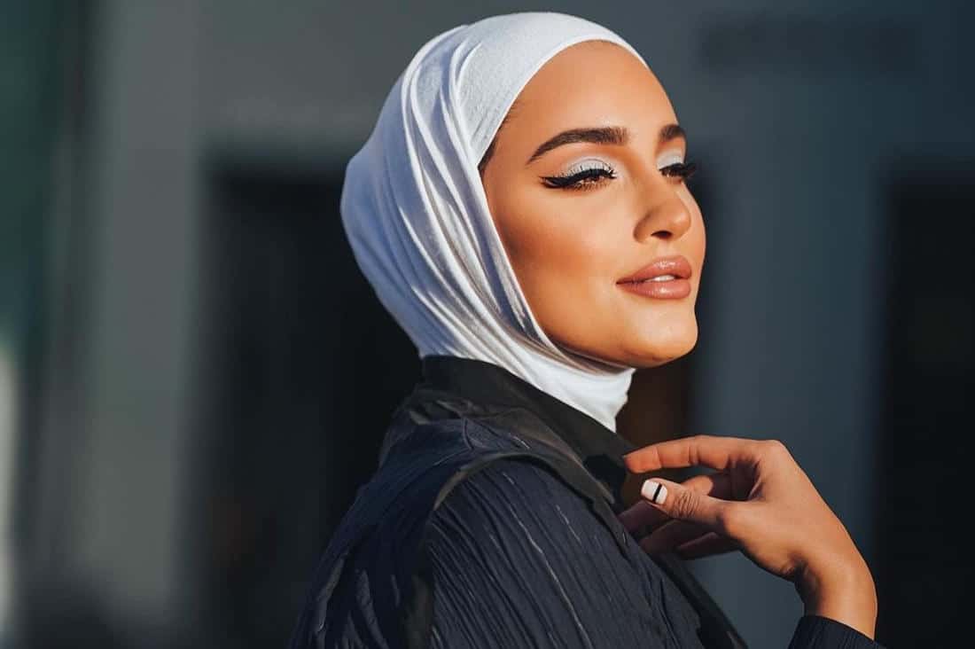 4 ألوان طرح أساسية في خزانتك لإطلالة أنيقة