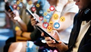 ما هي أبرز فوائد ومخاطر وسائل التواصل الاجتماعي بالنسبة للمراهقين؟