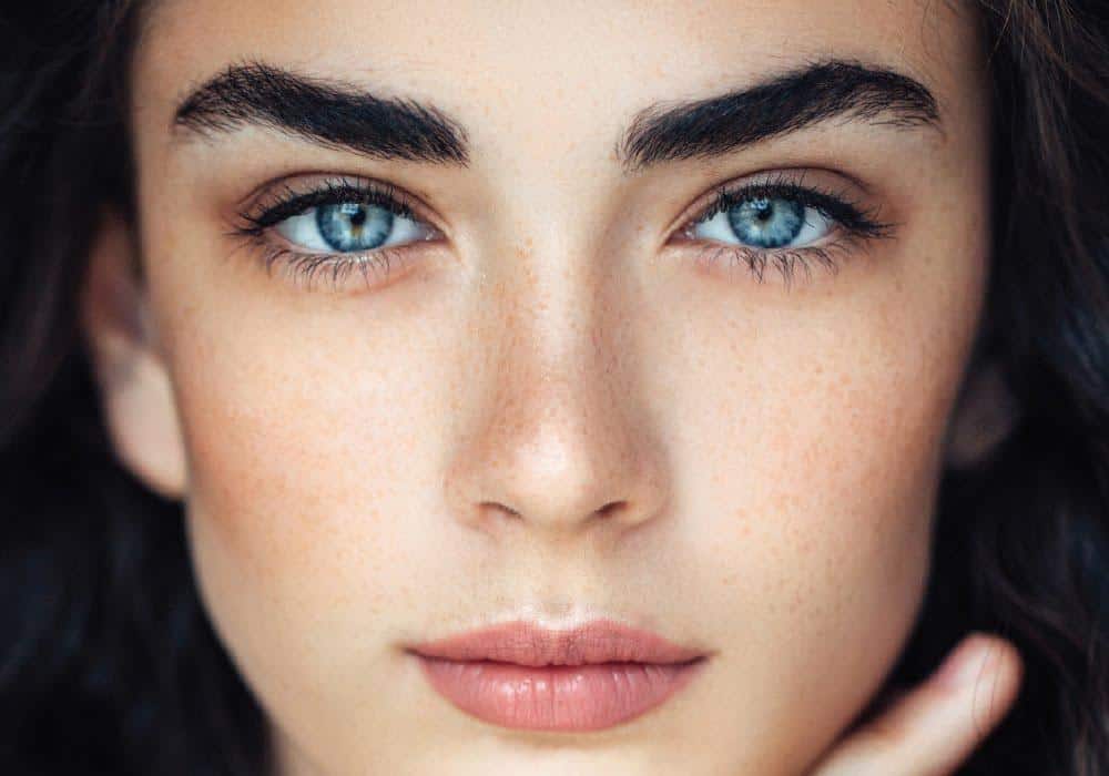زيوت طبيعية لتكثيف الحواجب في المنزل