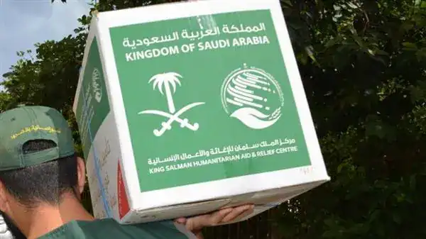 «سلمان الإغاثة» يوزع أطنانا من السلال الغذائية الرمضانية