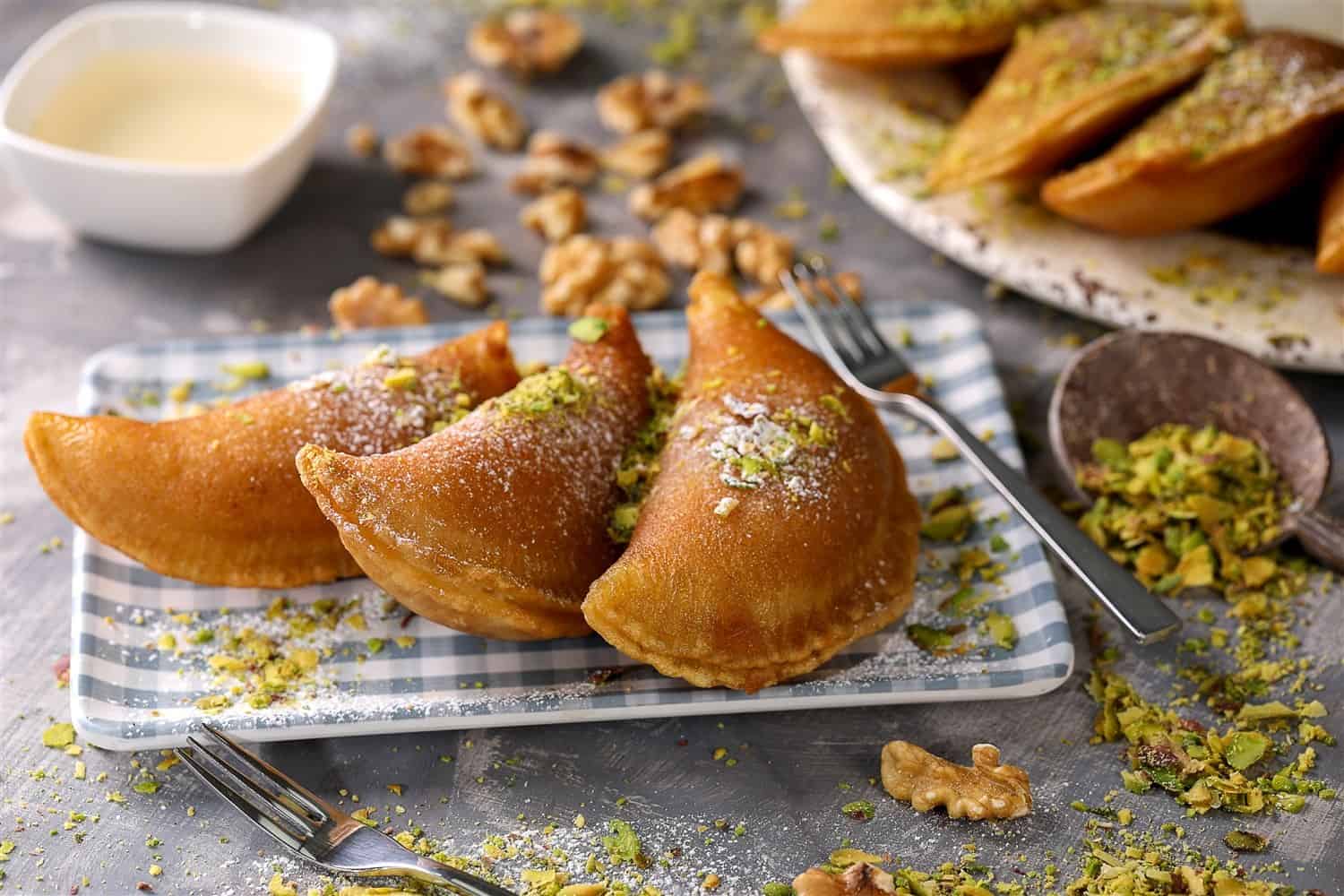 حلويات أول يوم رمضان .. قطايف بالجوز