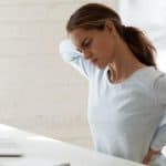 نصائح لحماية الظهر أثناء التعامل مع التقنية .. «الصحة» توضح