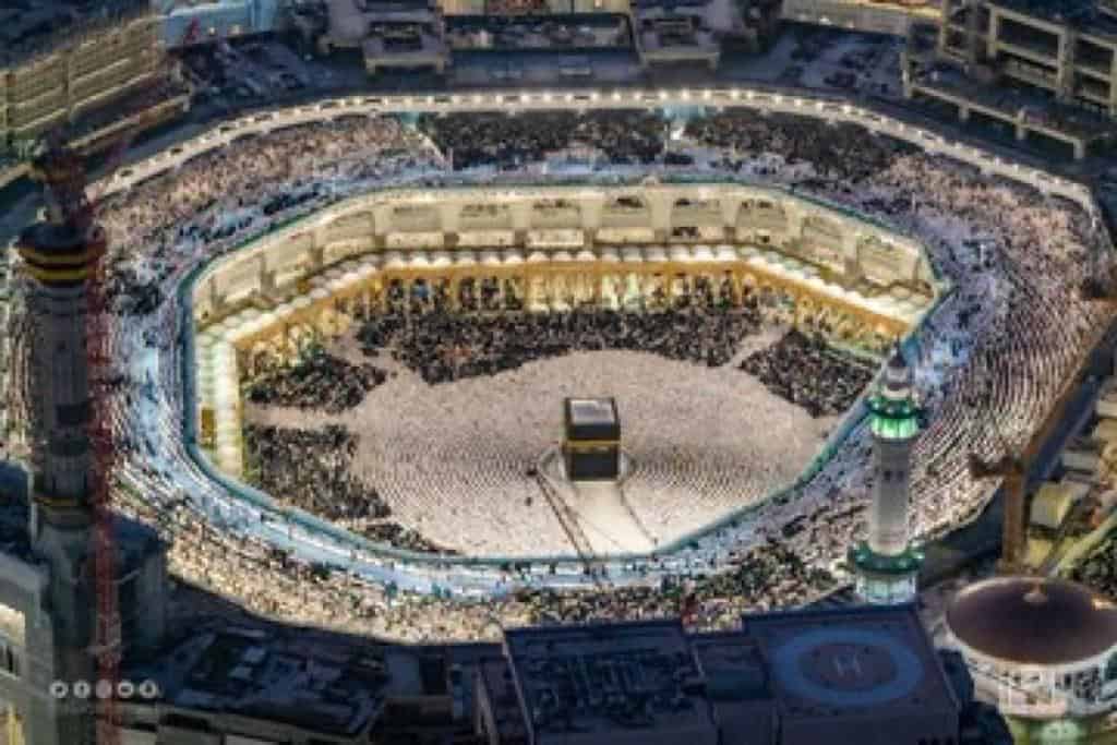 بن حميد يؤم في الحرم والثبيتي للمسجد النبوي