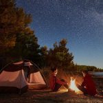 أدوات رحلة التخييم الضرورية لمغامرة رائعة 