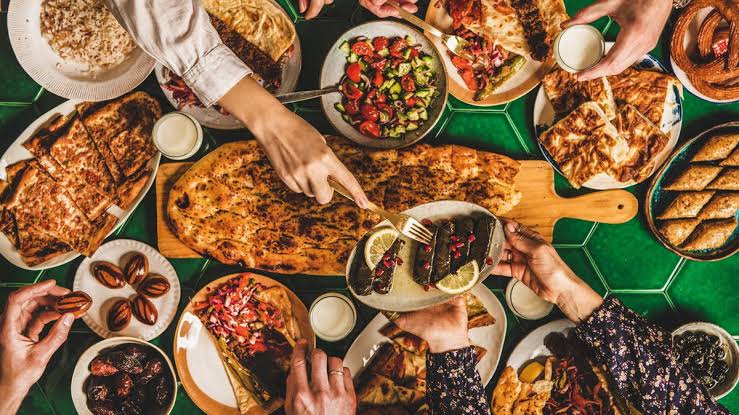عادات غذائية خاطئة في رمضان .. تجنبها للحفاظ على صحتك