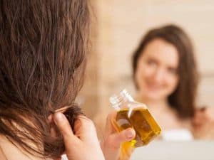 3 زيوت طبيعية لتقوية الشعر وعلاج تساقطه