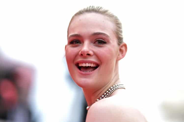 إطلالة Elle Fanning بمكياج طبيعي