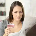 الآثار الجانبية لحبوب منع الحمل.. منها الصداع والجلطات الدموية