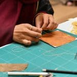 حقيبة من «جلد الكمبوتشا» تحكي تاريخ الدرعية من وحي السعودية مناهل القاسم