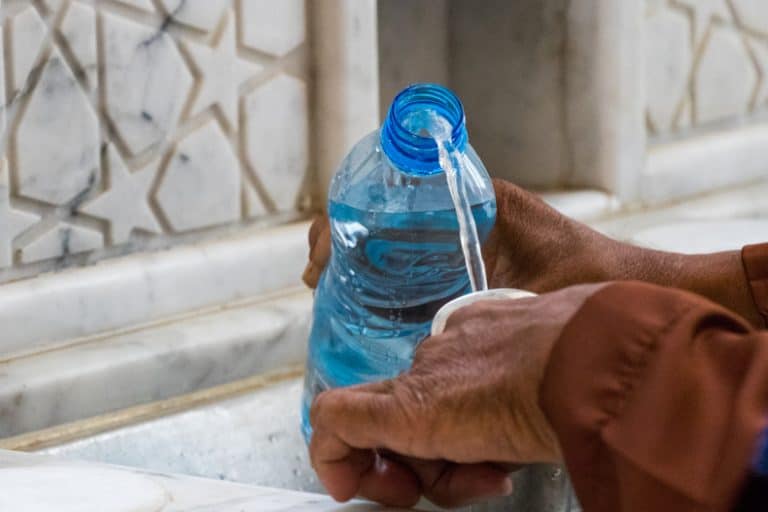 شرطين لشحن ماء زمزم في الطائرات عند مغادرة المملكة