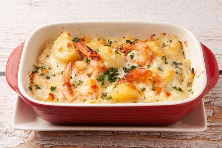 حضري طاجن جمبري بالبطاطس لعشاق المأكولات البحرية