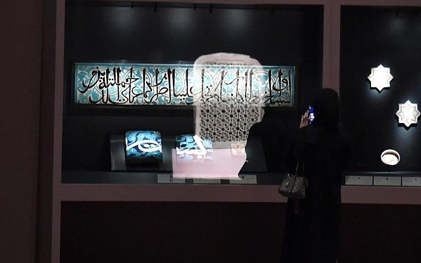 مخطوطات قرآنية نادرة عمرها أكثر من 1400 عام بمعرض «بينالي الفنون الإسلامية»
