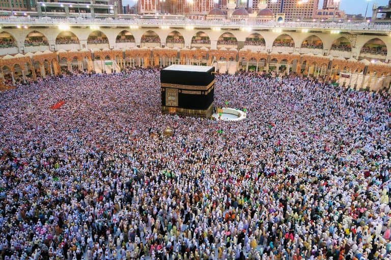 أول أيام شهر ذي الحجة تشهد انسيابية في حركة الطواف (فيديو)