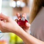 طريقة تطبيق العطر الصحيحة لرائحة فواحة ومميزة في العيد