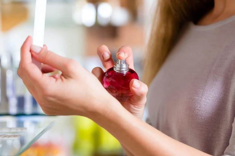 طريقة تطبيق العطر الصحيحة لرائحة فواحة ومميزة في العيد