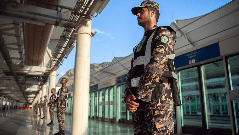 قوات أمن المنشآت تدعو الحجيج للالتزام بالتصاريح والجداول الزمنية لصعود القطار