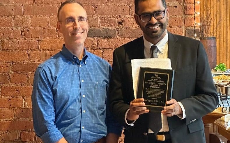 مبتعث سعودي يحصد جائزة جامعة ولاية نيويورك الأمريكية لأفضل طبيب