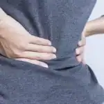 3 أخطار تهدد العمود الفقري .. «الصحة» توضح