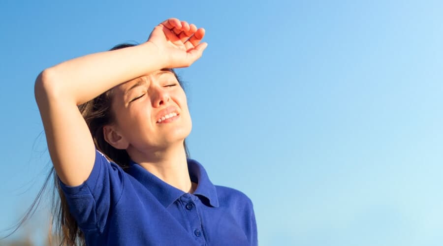 هل ضربة الشمس يمكن حدوثها بدون التعرض لها؟ .. «استشاري» يوضح