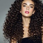 العناية بالشعر الكيرلي في الصيف .. بهذه الخطوات