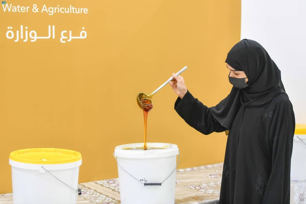 مهرجان العسل الدولي الـ15: أصغر بائعة للعسل تخطف الأضواء