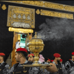 تطييب وتبخير المسجد الحرام بأكثر من 60 مبخرة بعد انتهاء أعمال غسل الكعبة 