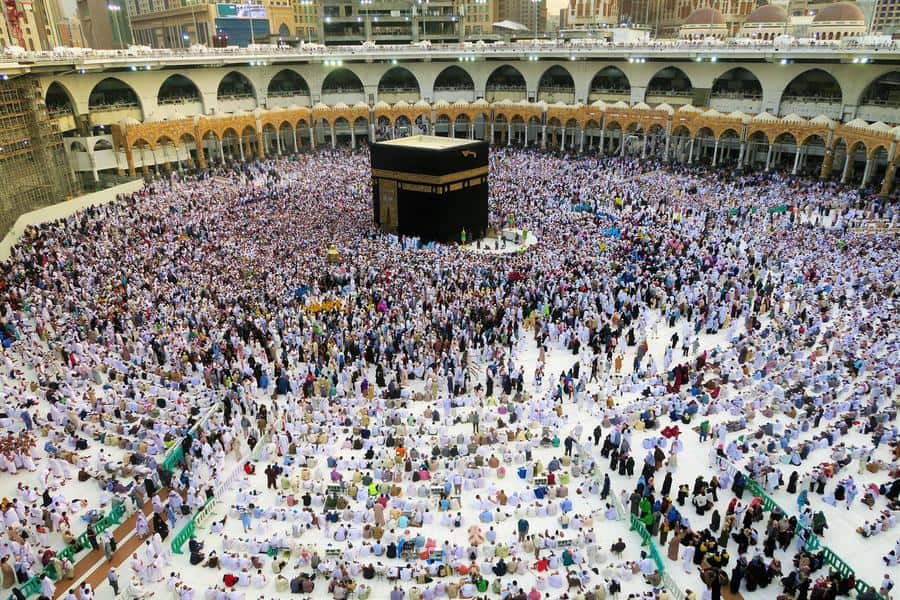 مراعاة آداب زيارة المسجد الحرام .. «الحج والعمرة» توضح