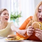 هل تعانين من اضطراب نهم الطعام؟ أعراض وأسبابه وطرق العلاج