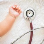 هل الفحص المبكر لحديثي الولادة يحمي من الأمراض المستقبلية؟.. «تجمع الرياض» يجيب
