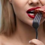 تجنبي هذه الأطعمة بعد سن الأربعين .. نصائح ذهبية للحفاظ على صحتك