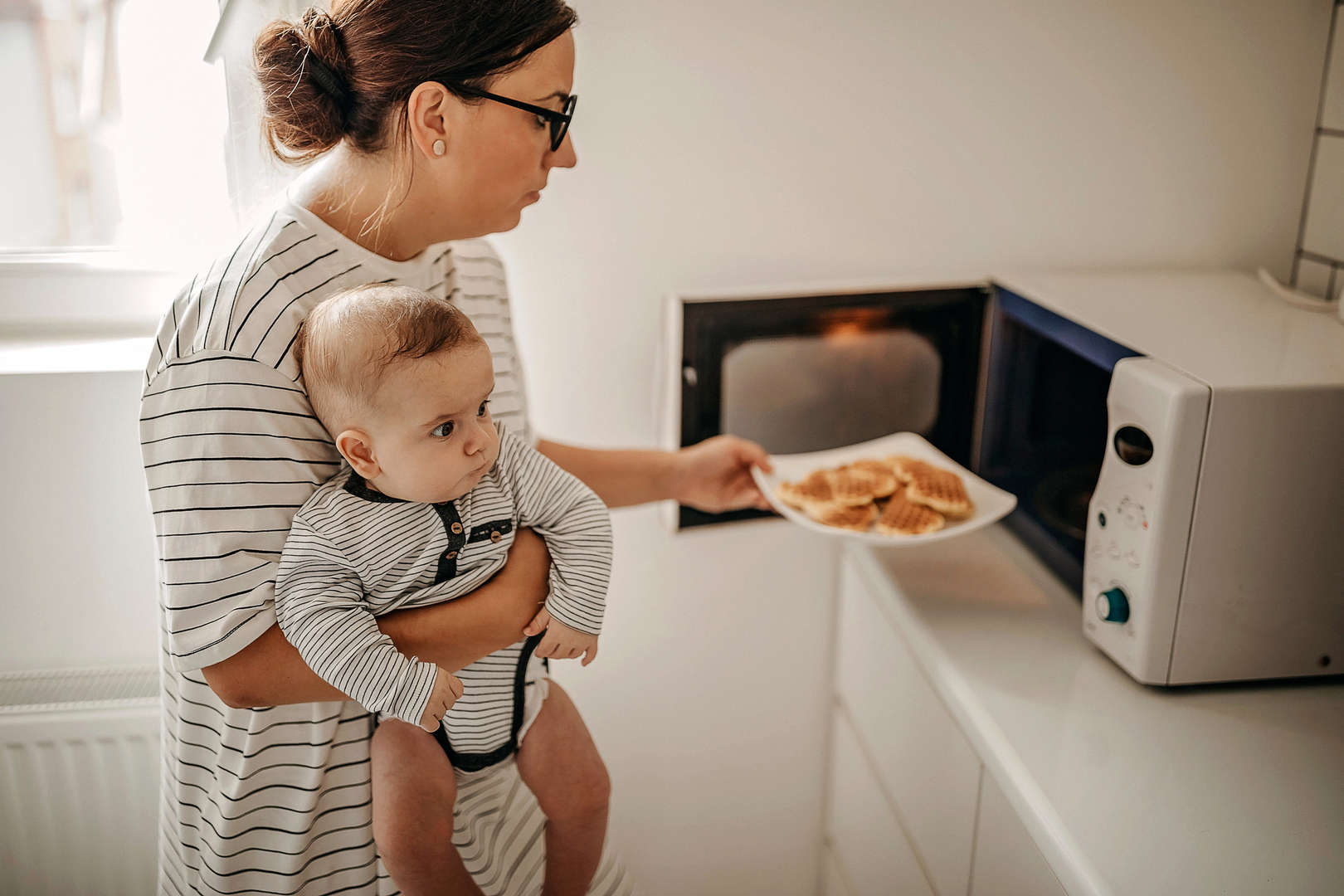 تحذيرات من تسخين طعام الأطفال بالميكروويف