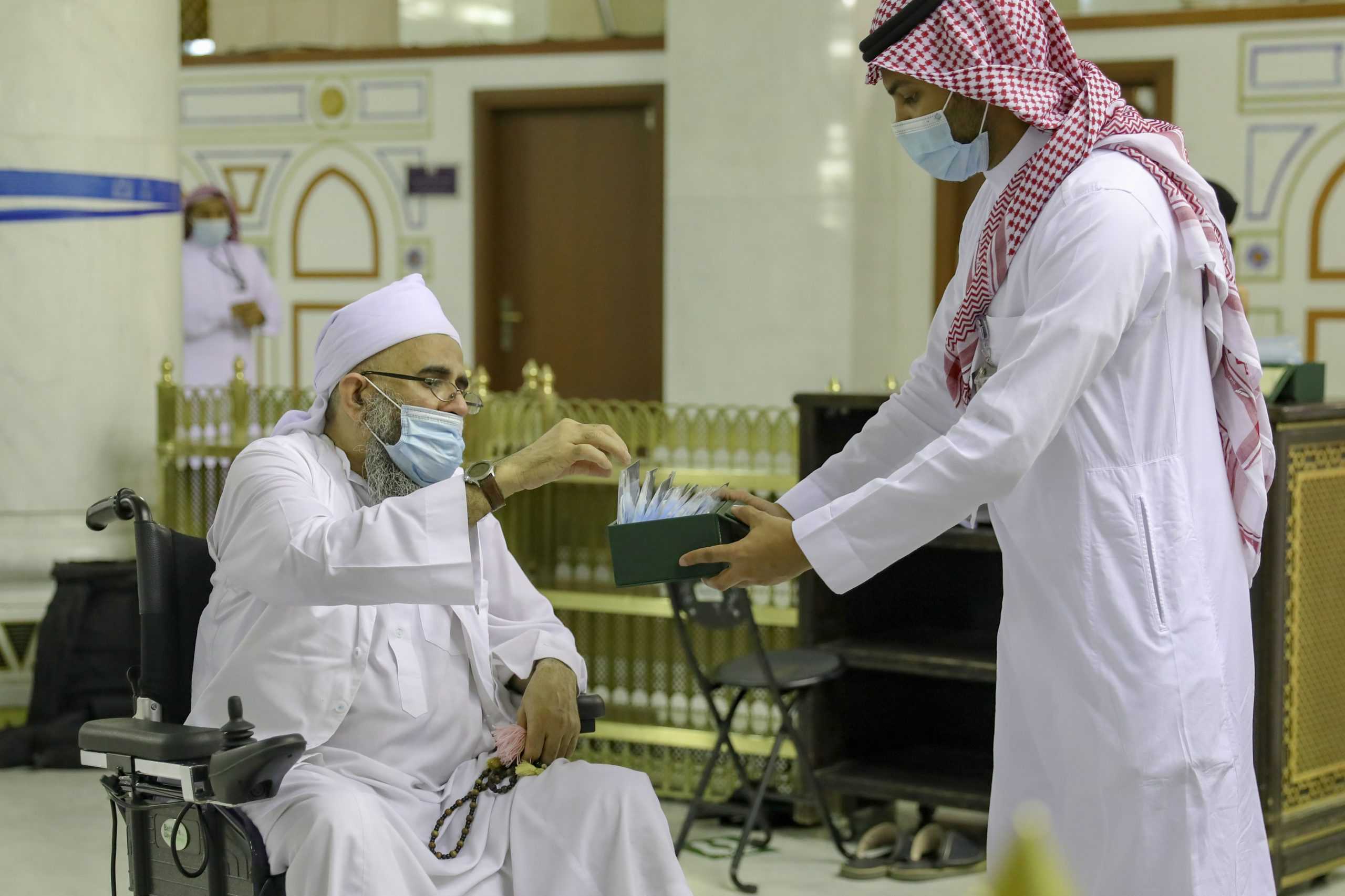 خدمات ذوي الإعاقة في الحرمين الشريفين .. «الحج والعمرة» توضح